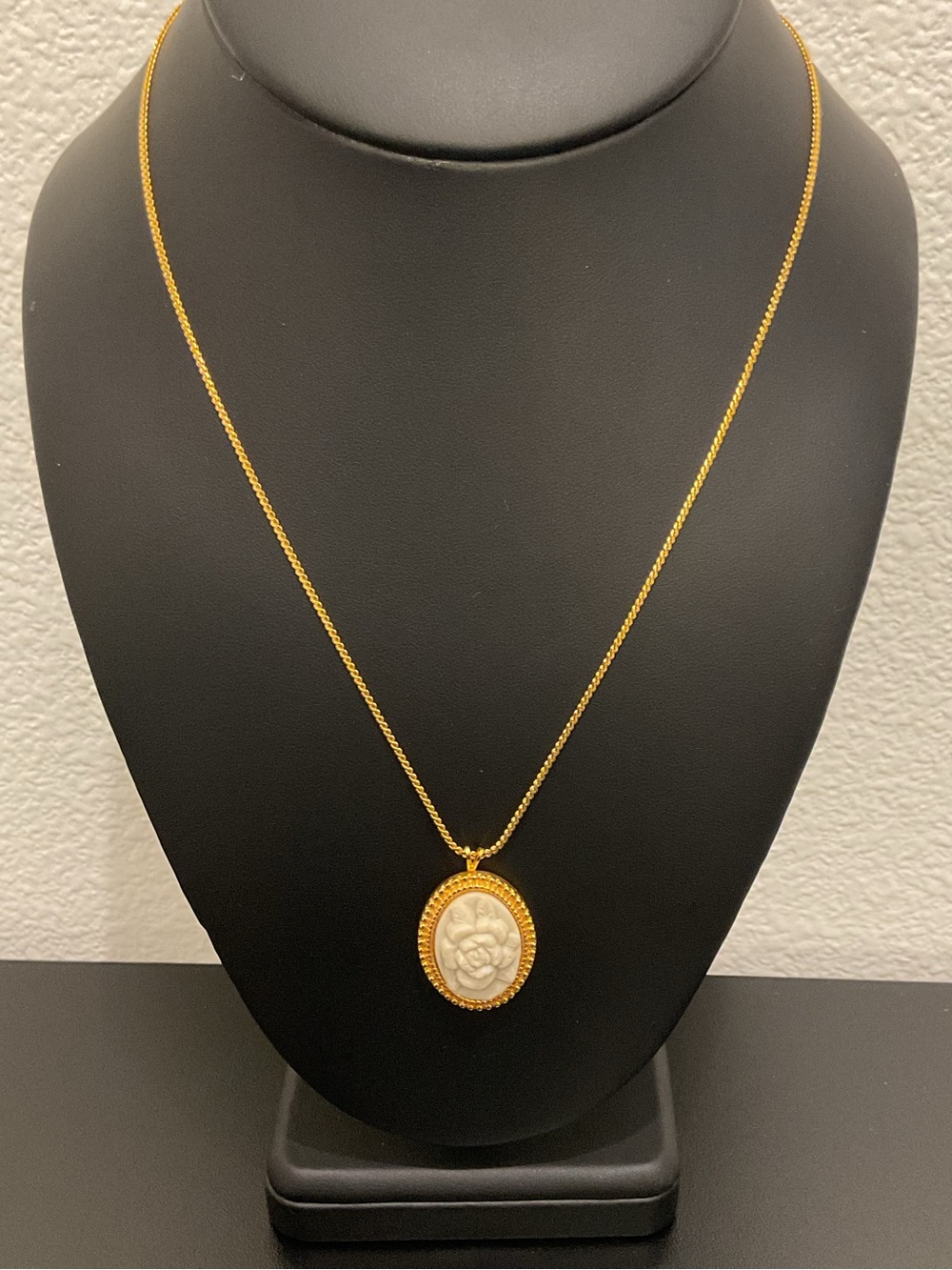 Vintage Hallmark Rose Cameo Oval Pendant Necklace Gold Tone Custom Clasp
